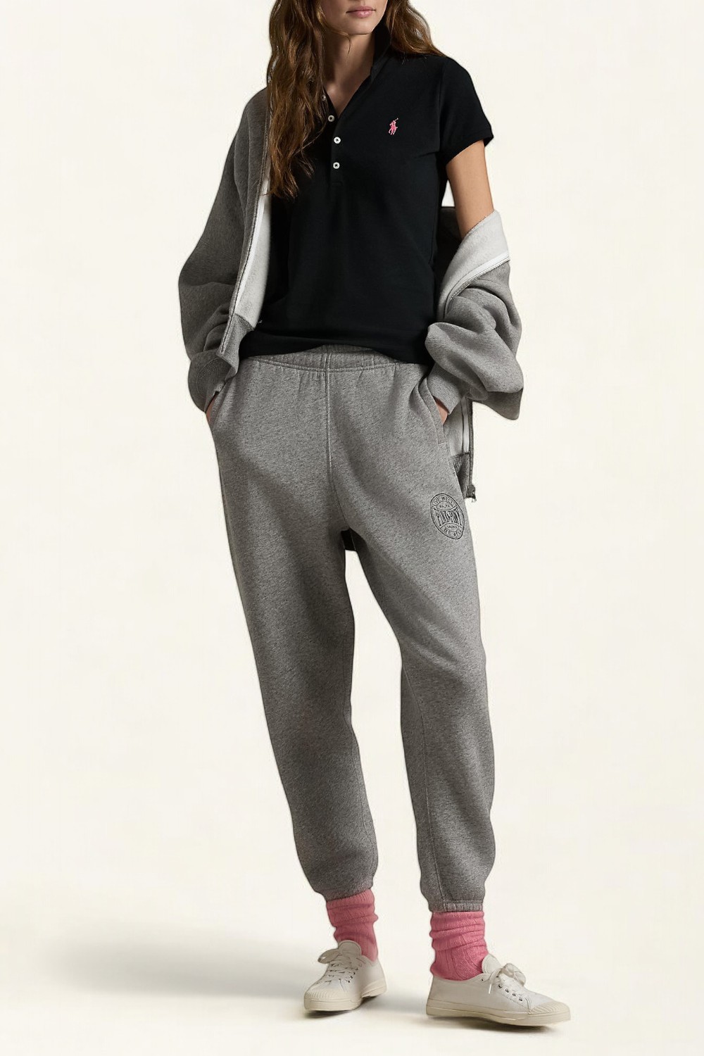 תמונת כל הלוק של חולצת פולו קצרה פינק פוני